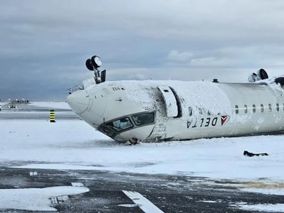 델타, 토론토 전복사고 승객에 3만 달러 제안