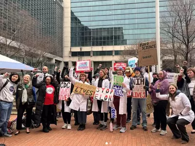 연방 기금 삭감에 30인 반대 시위