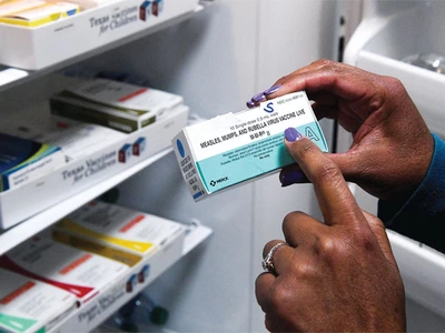 음모론자 장관 되더니… 홍역 확산에도 ‘백신 위험’ 주장