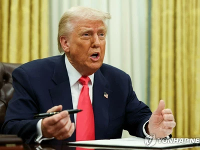 휴대폰에 트럼프 비판문자 있다고… 프랑스 과학자 미국 입국 거부당해