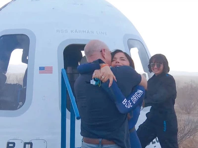 베조스 우주선 블루오리진 ‘뒷말’ 무성…10억 달러짜리 결혼 선물?