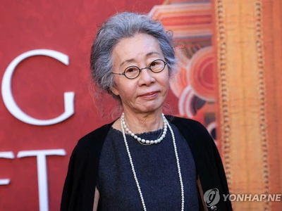 윤여정, 할리우드 신작 인터뷰서 "아들이 동성애자" 공개