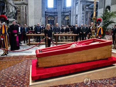 '더 잘보이게' 바닥 가깝게 놓인 관…교황, 가는길도 낮은자리에