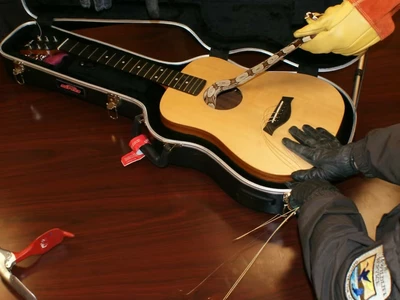 공항검색 중 기타서 똬리 튼 뱀들이…