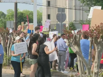 추방위기 달톤 여대생 위해 주민들 나섰다