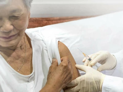 “코로나 백신접종 ‘65세 이상’·고위험군으로 제한”