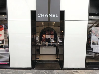 샤넬 영업이익 30% ‘뚝’… 잘 나가던 명품업계 ‘비상’