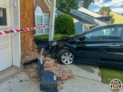 둘루스 주택에 차량 돌진