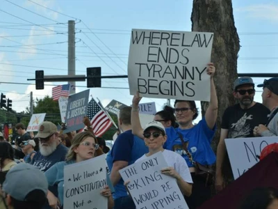 "왕은 없다"…거리로 나선 수만명 조지아 주민들