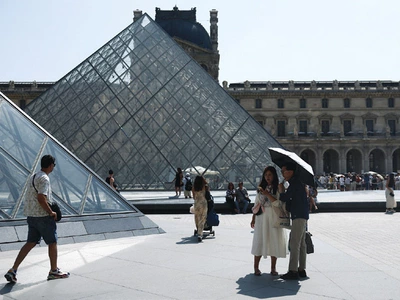 루브르 박물관 느닷없이 ‘전면 휴관’