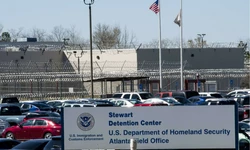 이민구치소 수감자들 “맨 바닥서 자고 샤워도 제대로 못해”