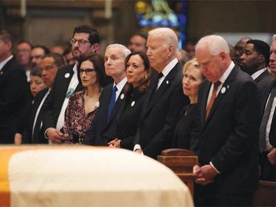 ‘총격사망’ 주 하원의원 장례식에 바이든·해리스 나란히 참석