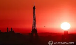 에펠탑 보러 왔는데…파리 폭염에 관광객 입장 금지령