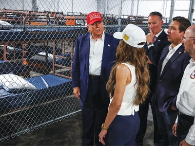 트럼프, 불법이민자 수용소 방문… “탈출구는 추방뿐”