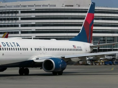 여객기 날개가 주택 앞마당에 ‘뚝’