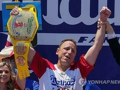 돌아온 '핫도그 챔피언'…대회서 10분에 핫도그 70개 '꿀꺽'