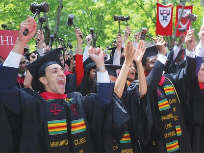 Z세대 구직 ‘하늘의 별 따기’… ‘학위 회의론’까지