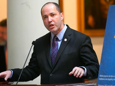 주지사 도전 카 주법무장관 ‘우향우’