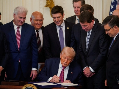 트럼프, 스테이블코인법 서명… “달러 기축통화 지위 공고해질것”