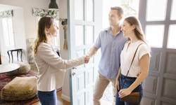 “집 볼 때 잠시 나가주세요”… ‘졸졸’셀러에 불편