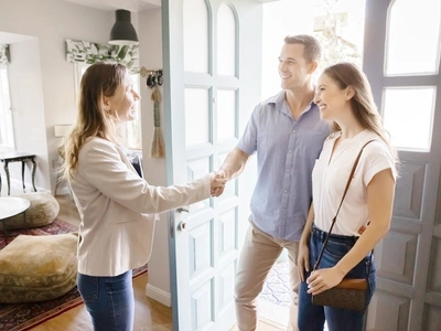 “집 볼 때 잠시 나가주세요”… ‘졸졸’셀러에 불편