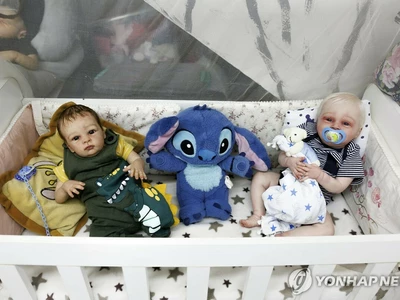 입히고 재우고 애지중지…'리얼 베이비돌'에 빠진 사람들