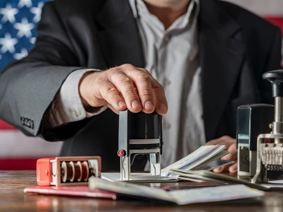 트럼프 2기, 영주권자 입국 거부 급증