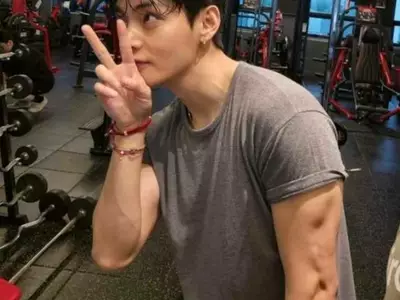 또 벌크업..방탄소년단 뷔, 티셔츠 찢어질 듯한 근육 인증