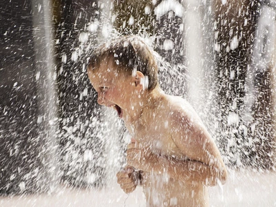 물놀이 후 귀에 자꾸 면봉 넣지 마세요…물 빼려다 염증 생길라