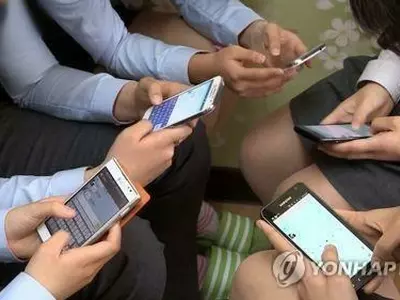 미국 청소년 휴대폰 사용시간은…"학교서 평균 1시간 사용"