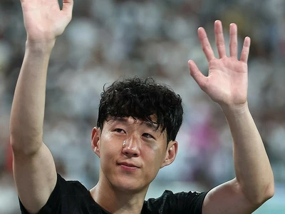 울보 손흥민, 한여름 6만여 '하얀 열기' 받으며 토트넘과 작별