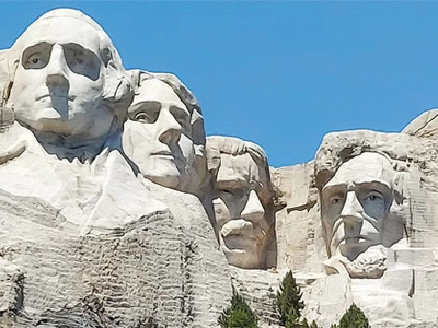 역사가 살아 숨쉬는 대자연… 바위산에 새겨진 영웅들