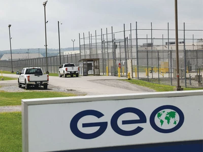 [포커스] 이민 단속에 사설구치소 ‘돈방석’