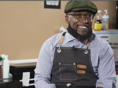 두 다리 절단 귀넷 이발사 추방위기