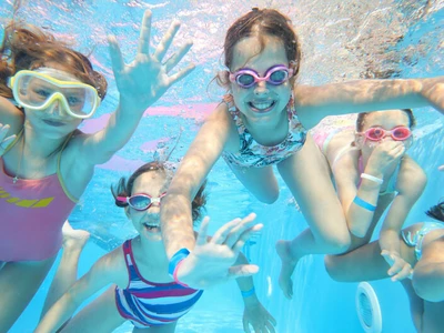 “물놀이할 땐 콘택트렌즈 끼지 마세요… 감염 우려 높아”