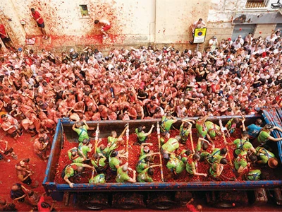 ‘토마토 난장판’ 즐기는 스페인 축제 참가자들