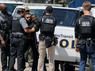 장갑차 동원 불체자 단속작전