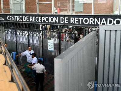 추방 비행편 탄 미 이민자 아동들…법원이 이륙 직전 제동