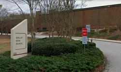 귀넷 고교생, 권총으로 동급생 위협