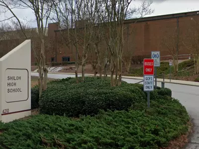 귀넷 고교생, 권총으로 동급생 위협