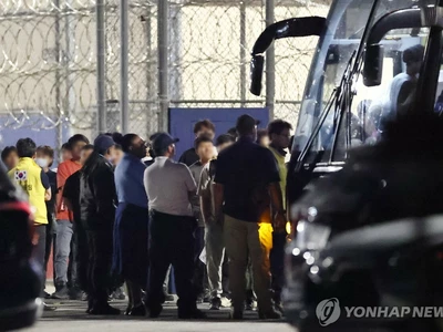 구금 한국인 석방…전세기 탑승위해 공항으로 출발