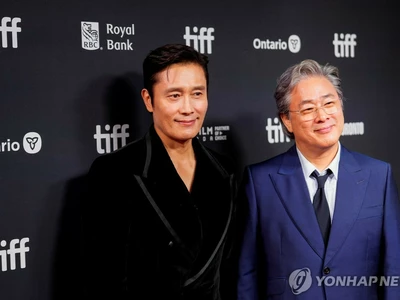 이병헌, 토론토영화제서 한국배우 첫 특별공로상…박찬욱이 시상