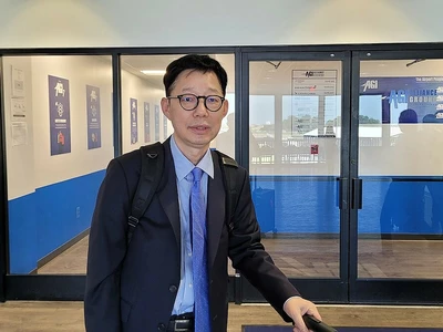 석방 근로자들, 이륙전 휴대폰 충전해 가족통화부터