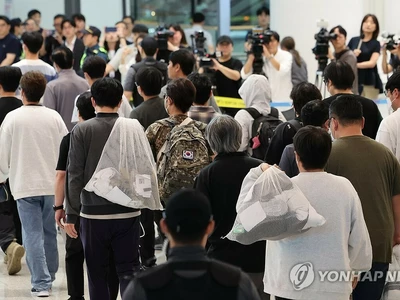 "총구 들이밀고 밥은 쓰레기 같아"…참혹했던 미국구금 증언