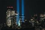 9.11 24주년… 뉴욕 맨해튼 상공에 ‘추모의 빛’