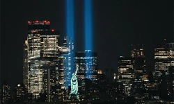 9.11 24주년… 뉴욕 맨해튼 상공에 ‘추모의 빛’