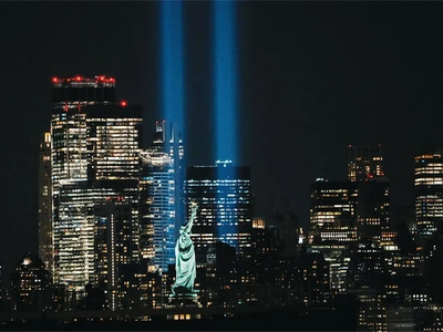9.11 24주년… 뉴욕 맨해튼 상공에 ‘추모의 빛’