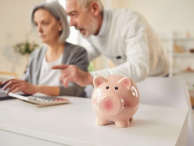 "대규모 지출 줄이고 저축 늘려야 할 때"