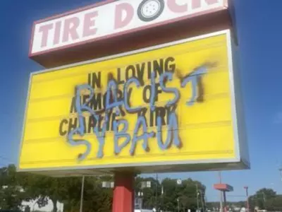 커크 추모 간판에 욕설 남긴 귀넷 여성 체포