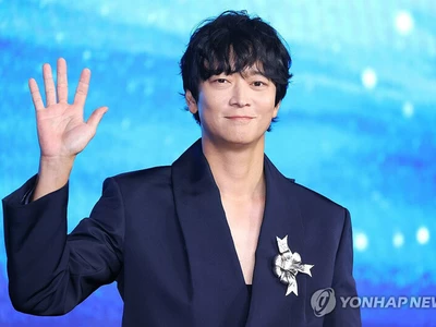 미등록 기획사 의혹…경찰, 강동원·씨엘 수사 착수